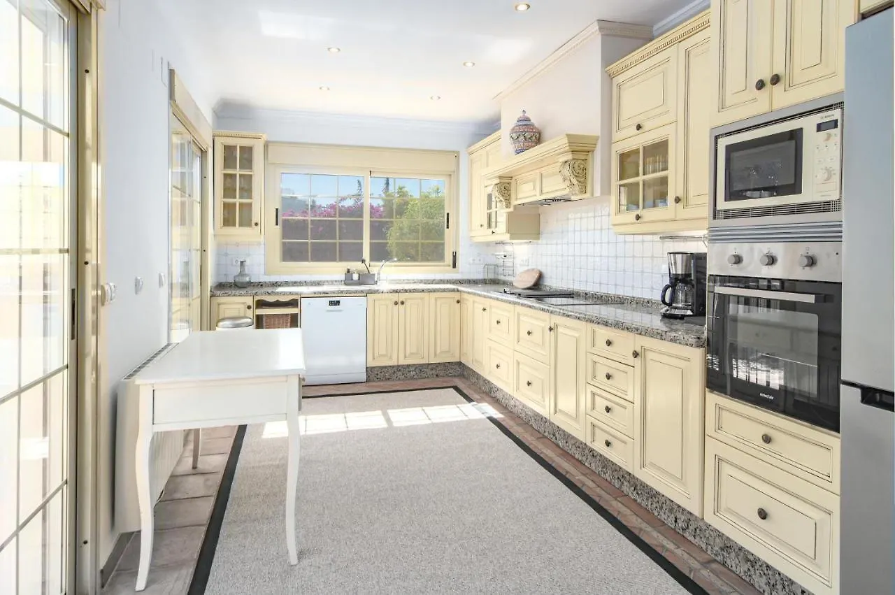 Cln- Spacious 6 Bedroom Villa Next To Beach Marbella Spanje